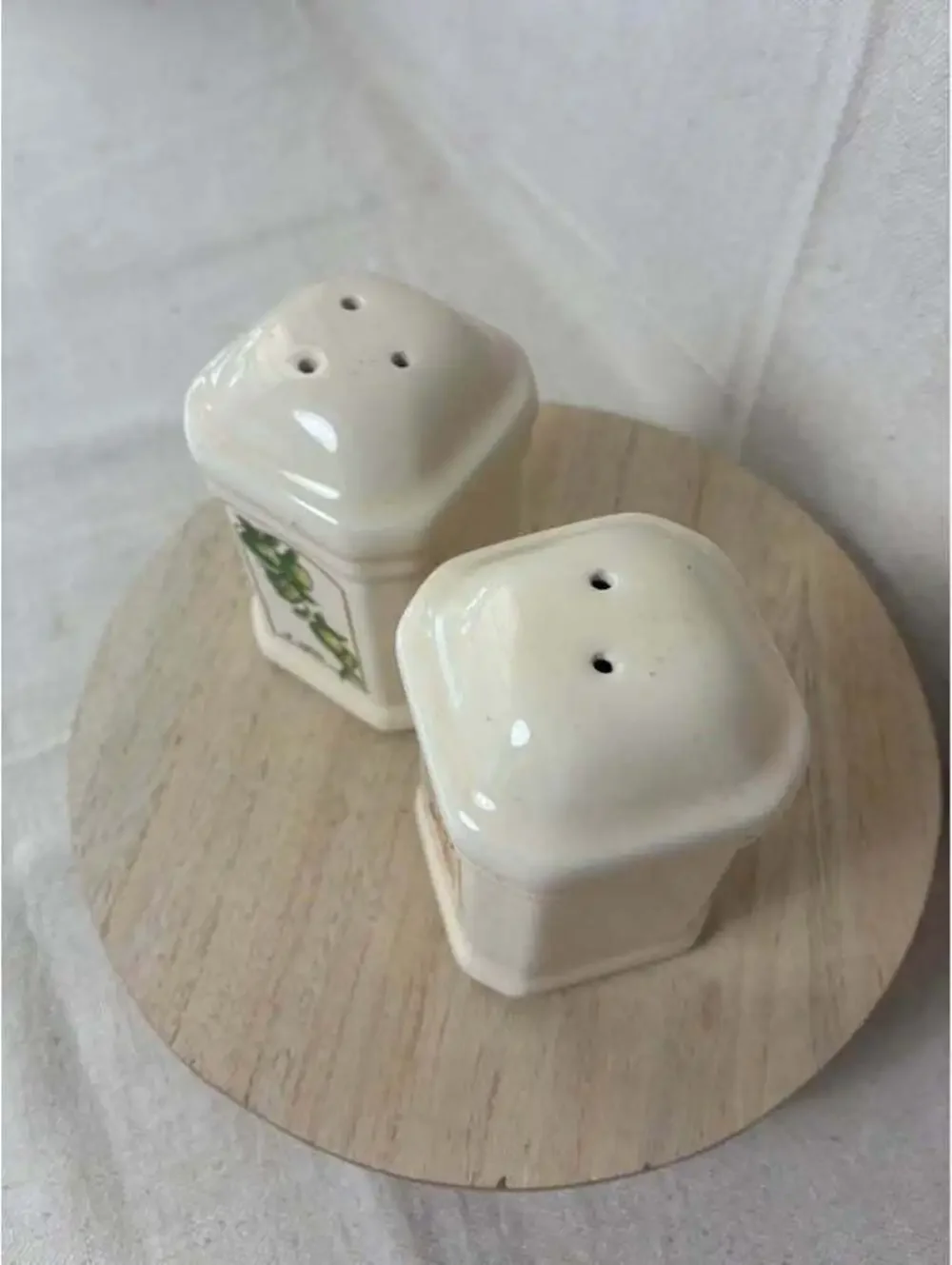 Vintage 1989 Elgin Ceramic Salt and Pepper Shakers